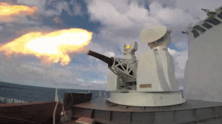 中國編隊各艦按預案對目標實施精確打擊。 圖：翻攝自央視軍事