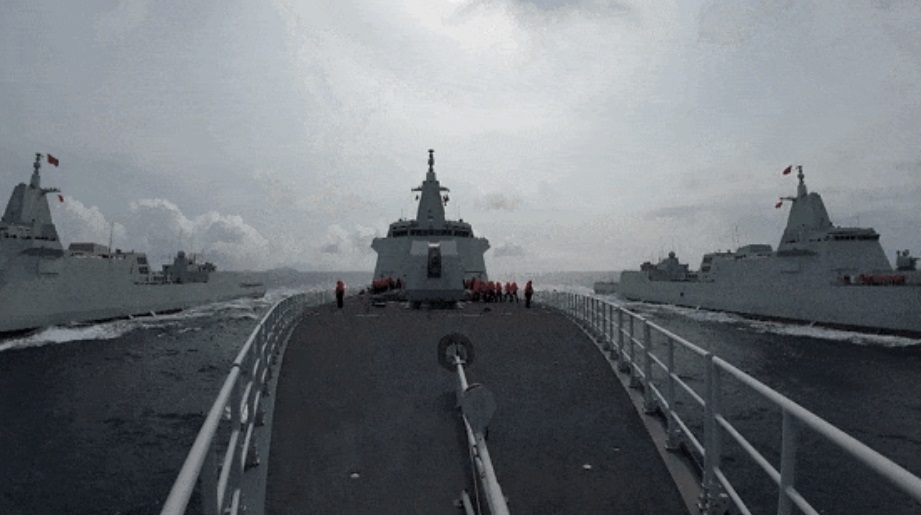 中國 3 艘「萬噸大驅」展開海上模擬補給訓練。由咸陽艦模擬補給艦為另外兩艘大型驅逐艦進行補給。 圖：翻攝自央視軍事