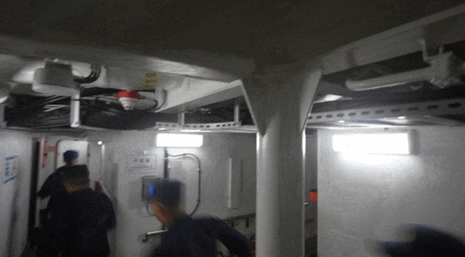 艦上的操作人員。 圖：翻攝自央視軍事