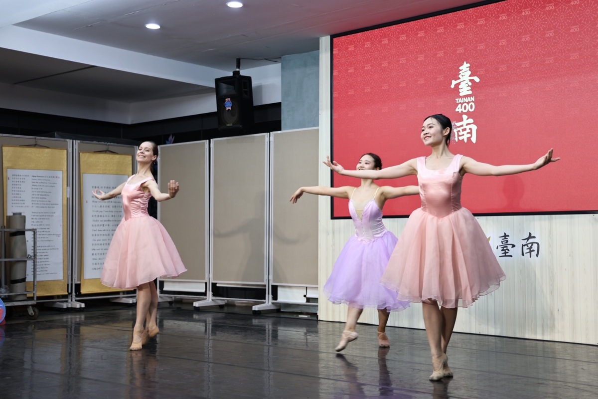 「臺南400農漁地景藝術節」地景劇場首場演出在本週六（6/15）下午4時登場，由臺灣芭蕾舞團和鋼琴家郭宗翰合作帶來蓮池芭蕾《蓮韻翩翩—綻放白河》。 圖：台南市政府提供