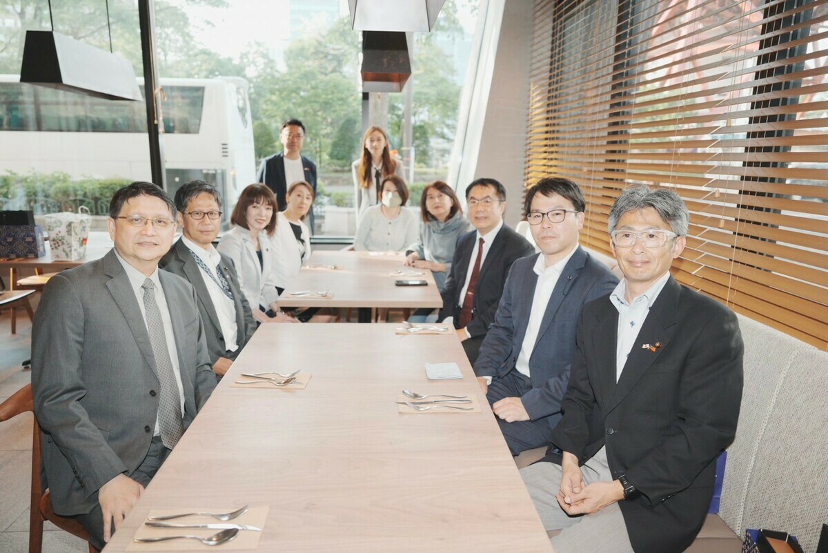 黃偉哲與北海道多位道議員會面。 圖：台南市政府提供