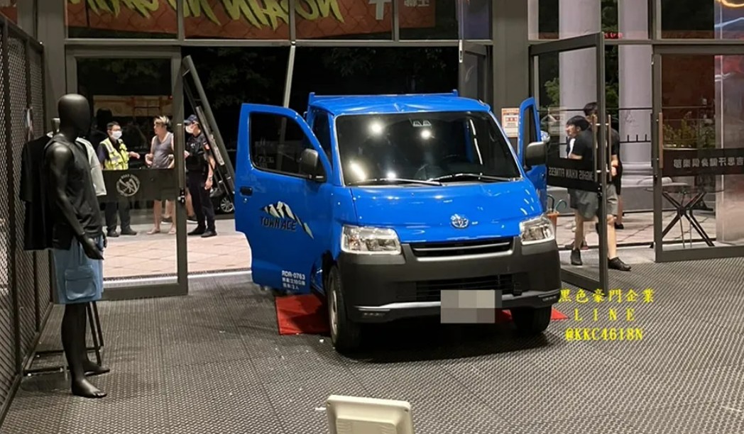 「館長」陳之漢的成吉思汗健身房台中館遭小貨車衝撞。 圖：翻攝黑色豪門企業臉書