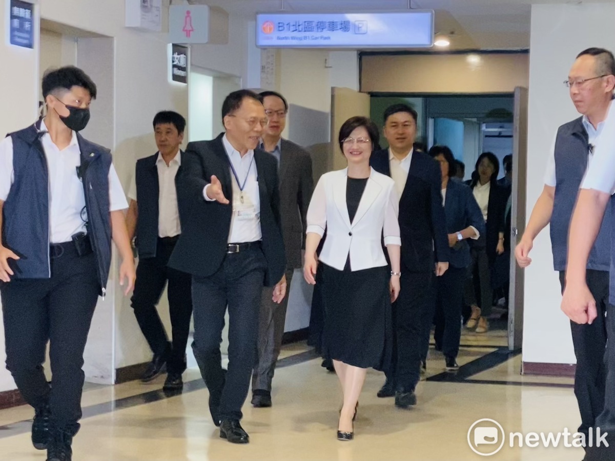上海台瓣主任鍾曉敏（圖中白衣外套者）今赴台北市政府拜會台北市長蔣萬安。 圖：周煊惠 / 攝