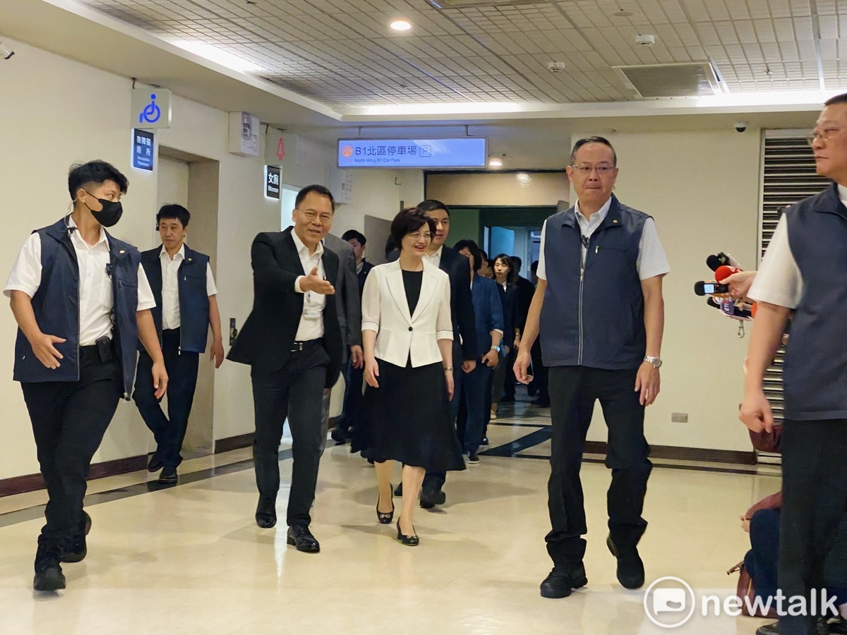 上海台瓣主任鍾曉敏（圖中白衣外套者）今赴台北市政府拜會台北市長蔣萬安。 圖：周煊惠 / 攝
