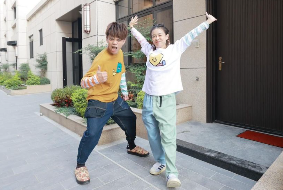 蔡阿嘎及二伯日前無預警曬出律師聲明，表示資深員工蘿拉涉及不法行為，已將她開除。 圖：翻攝自二伯IG