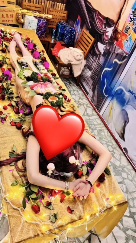 超哥去年在台中北屯區的私人招待所，用幾近全裸的女模在身上擺滿各種壽司、生魚片，下半身私密部位也只用一塊布擋著。 圖：翻攝自超哥FB