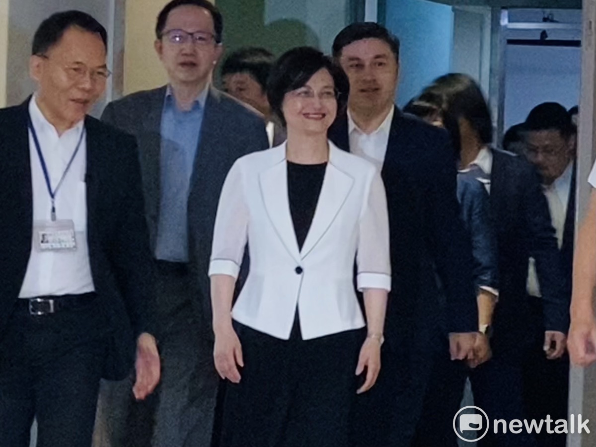 上海台瓣主任鍾曉敏（圖中白衣外套者）今赴台北市政府拜會台北市長蔣萬安。 圖：周煊惠 / 攝