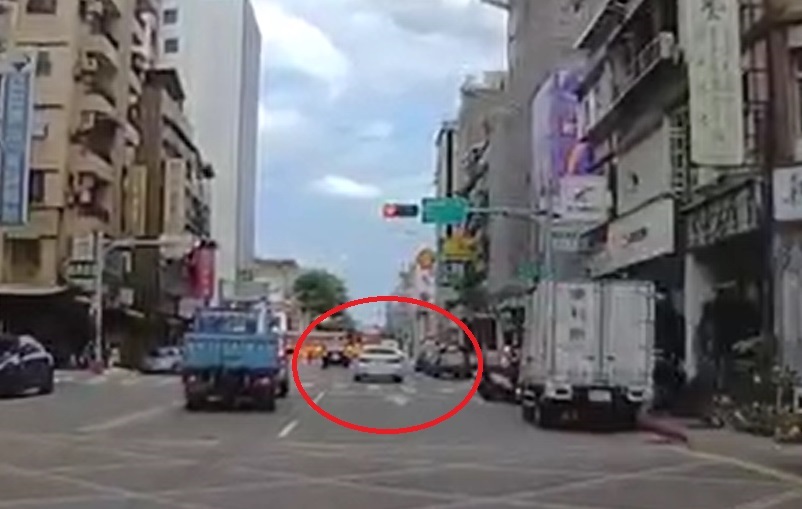 徐巧芯質疑王義川6月11日下午在台北市街頭駕車兩度違規。 圖：擷取自徐巧芯臉書影片