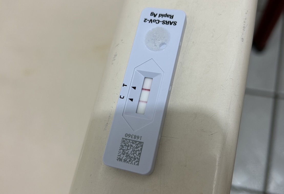 疾管署將於7月起在診所分發300萬劑快篩試劑供民眾免費領取，不過，已經流行期才進行發放，挨批應變能力差。對此，疾管署做出三點回應。 圖：林岑韋／攝