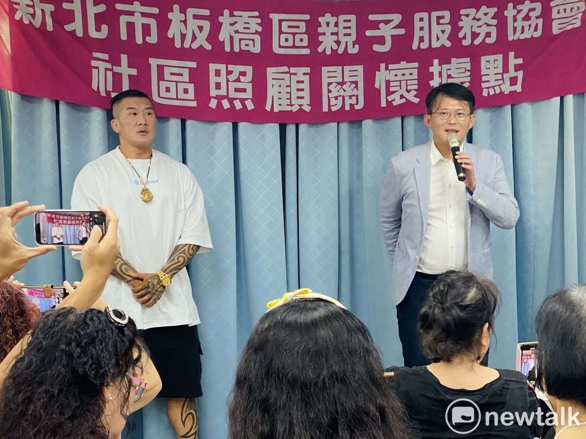 民眾黨立委黃國昌(右)、館長陳之漢。 圖：周煊惠 / 攝