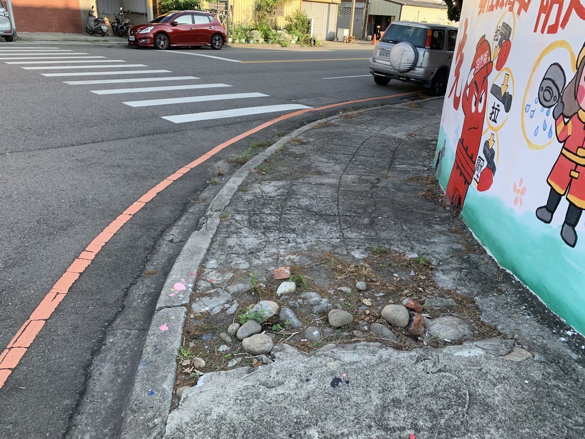 幼獅工業區周邊人行道年久失修，市議員李文傑爭取3150萬經費改善。 圖：李文傑/攝