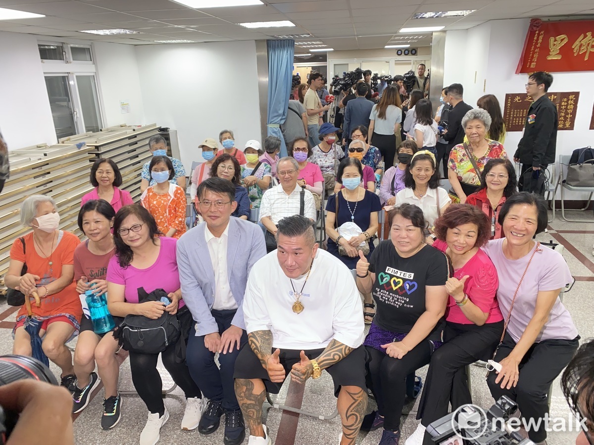 民眾黨立委黃國昌、「館長」陳之漢今出席新北市板橋服務處開設樂活有氧銀髮課程。 圖：周煊惠 / 攝
