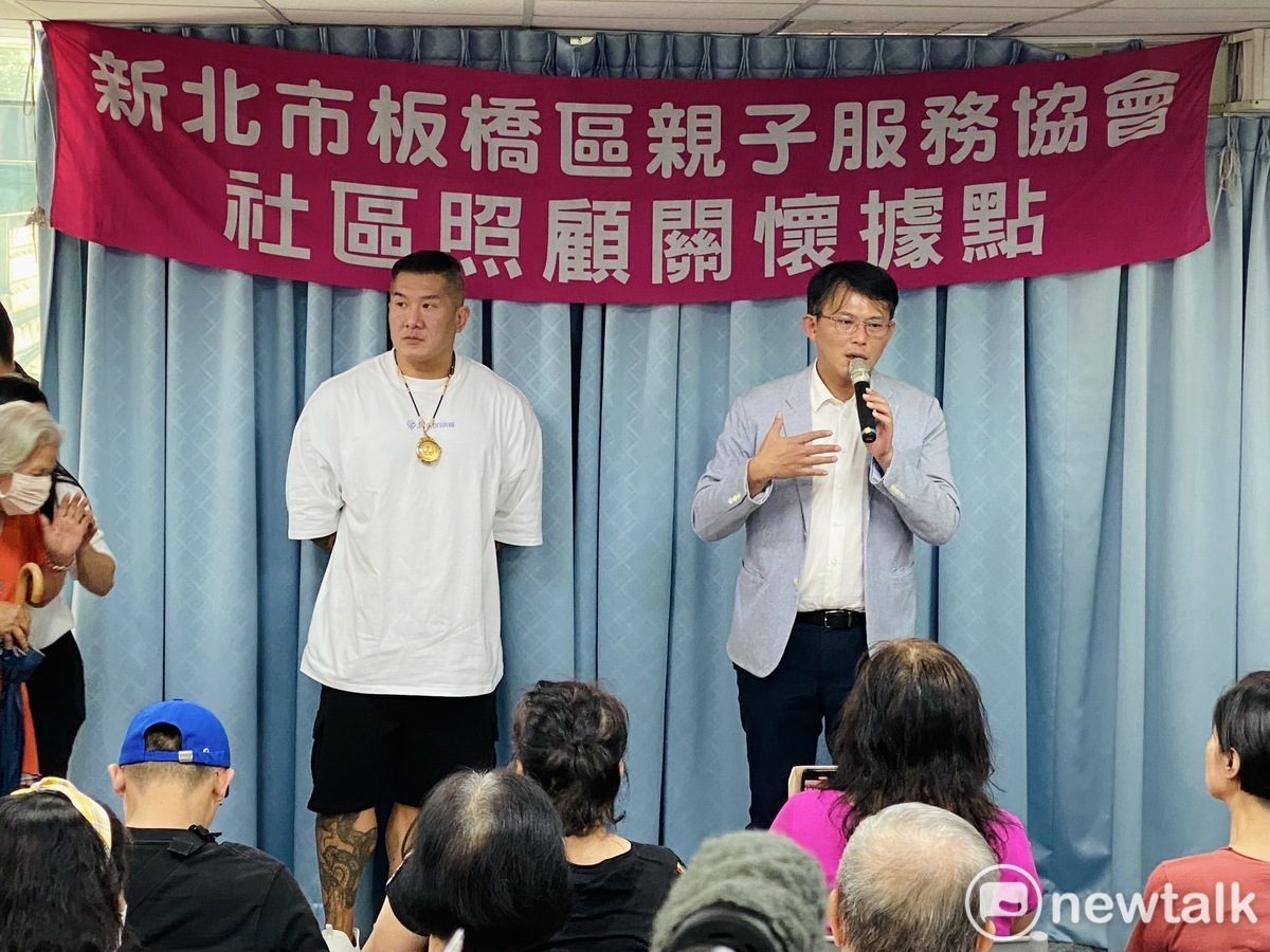 民眾黨立委黃國昌、「館長」陳之漢今出席新北市板橋服務處開設樂活有氧銀髮課程。 圖：周煊惠 / 攝