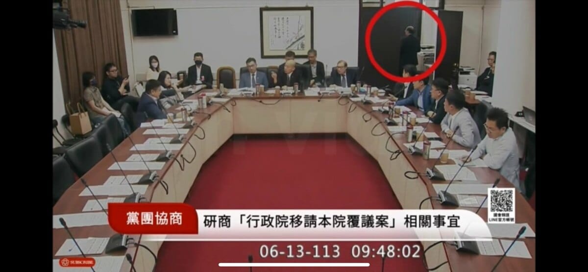 民進黨總召柯建銘在立法院內公然抽菸。 圖：擷自白色正義聯盟臉書