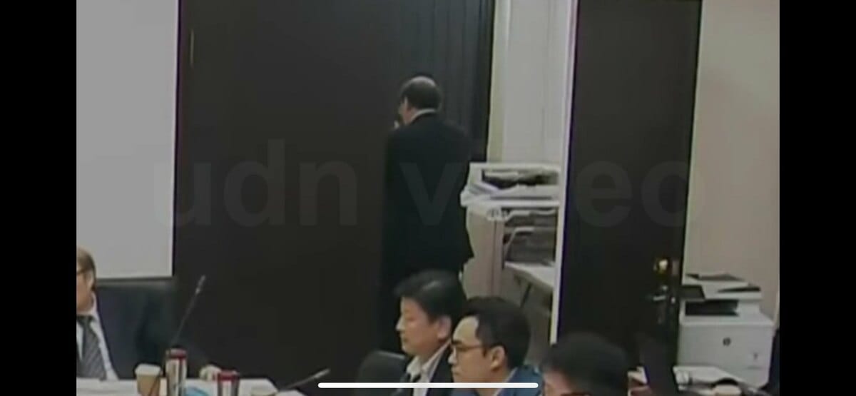 民進黨總召柯建銘在立法院內公然抽菸。 轉自白色正義聯盟臉書。