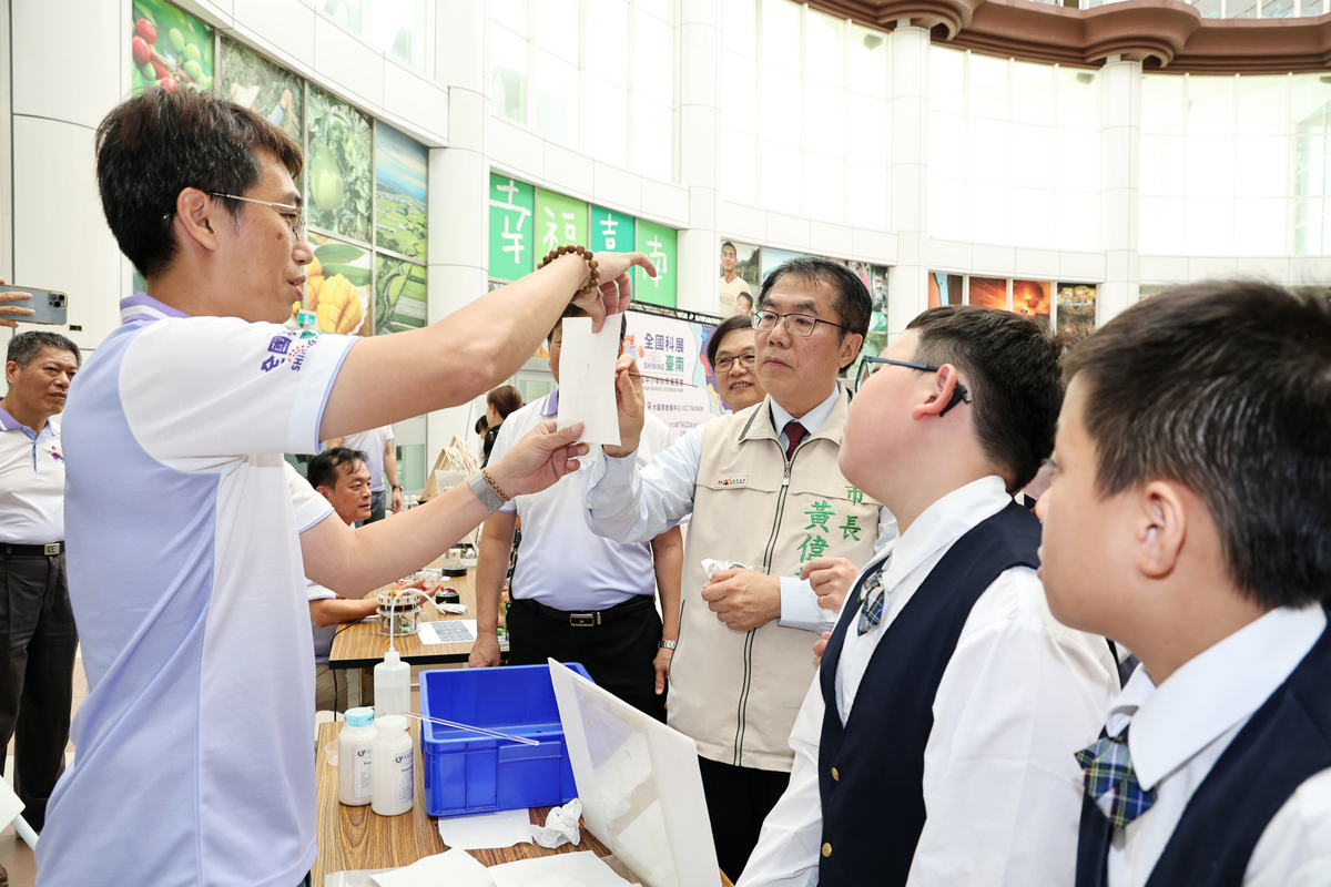 第64屆全國中小學科學展覽會將於7月22至28日在大臺南會展中心盛大舉行，臺南市長黃偉哲出席展前記者會，並一一參觀科展攤位。 圖：台南市政府提供