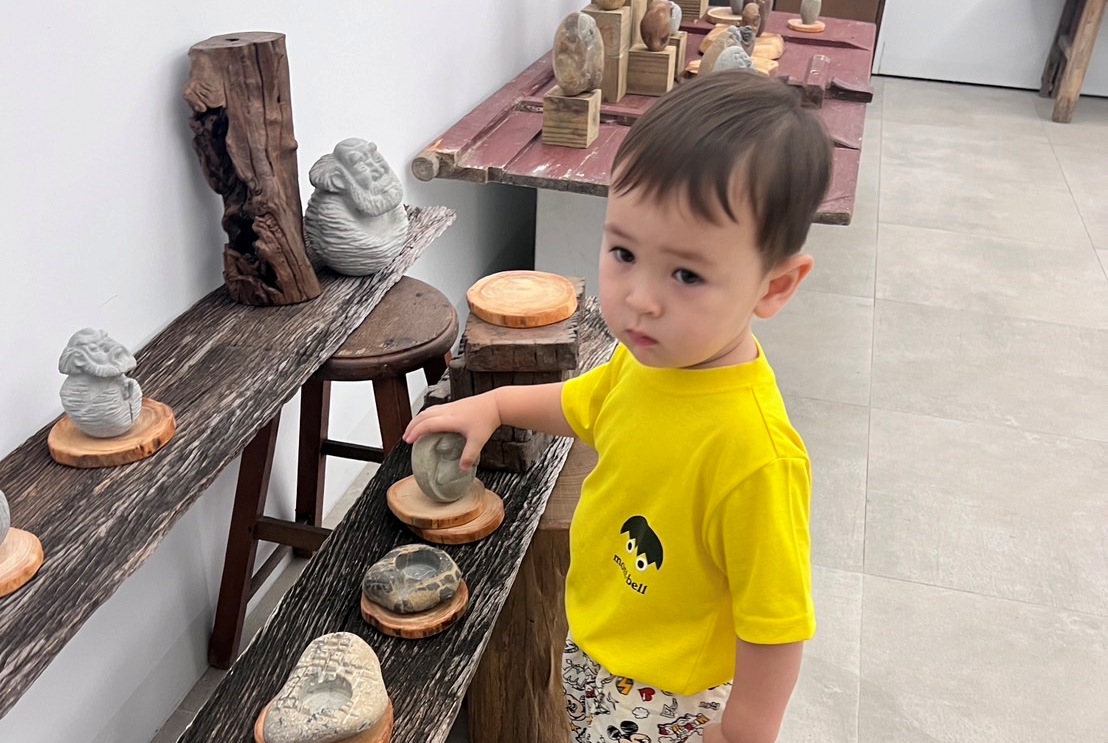 小小孩對黃瀅權的石雕創作充滿好奇。 圖:孫家銘攝
