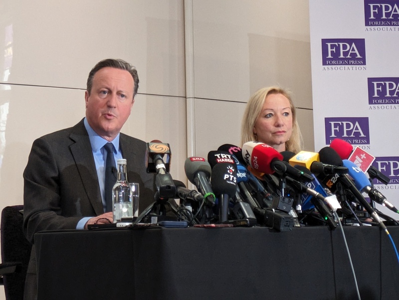 英國外相卡麥隆（左）13日告訴外國駐英媒體，英國對中政策較以往強硬，是回應中國的行為。 圖：中央社提供