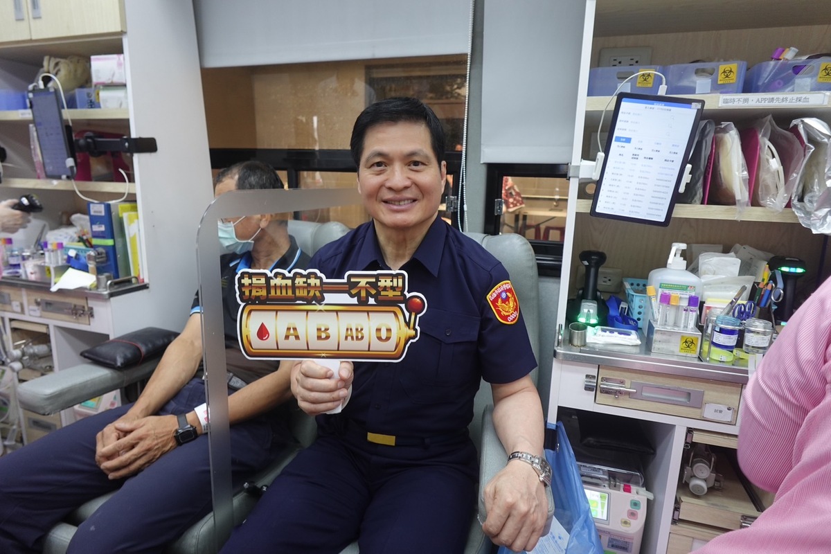 林炎田帶頭號召警察及眷屬挽袖捐血。 圖：高雄市警察局/提供