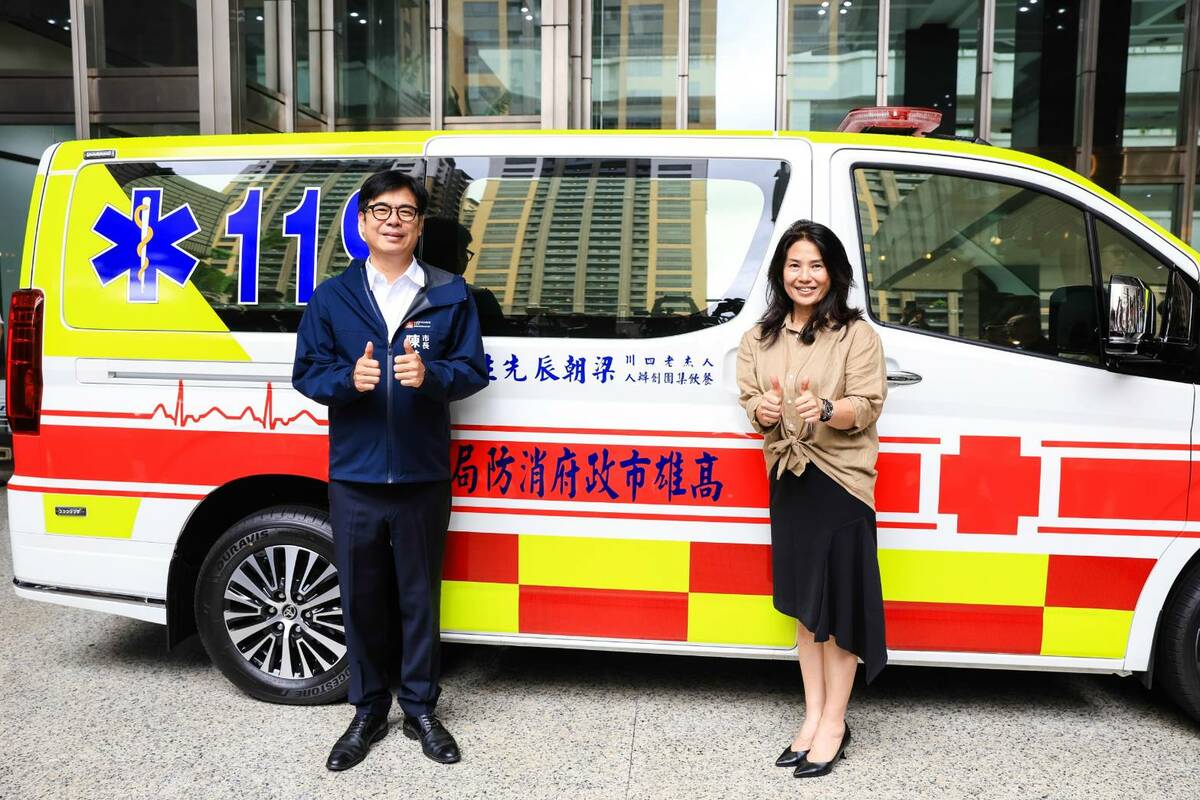 陳其邁(左)感謝「人杰老四川餐飲」捐贈救護車。 圖：高雄市政府/提供