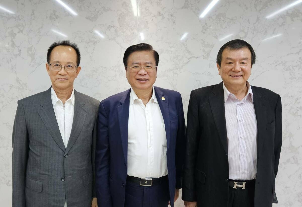 林富男、許舒博、蕭博仁(左至右)共同呼籲政府放寬移工政策。 圖：孫家銘攝