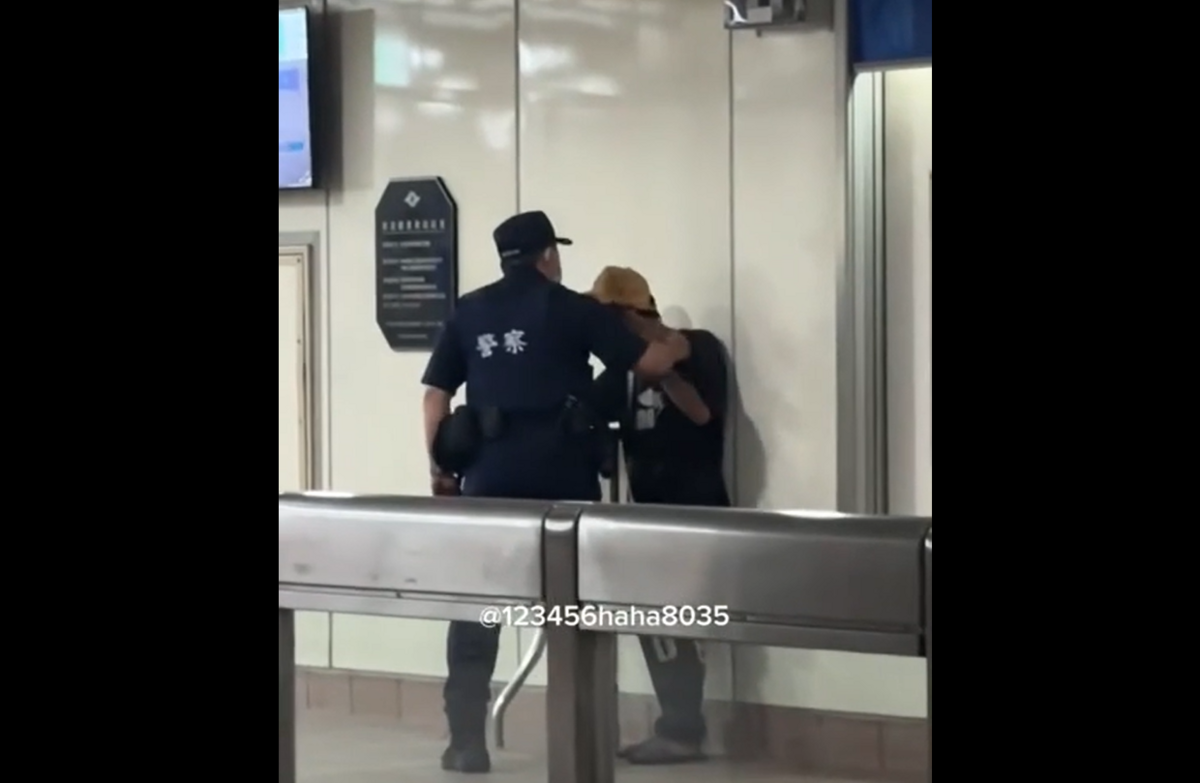 北捷警員情緒失控，出手巴頭、推倒遊民，畫面在網路上瘋傳。 圖：翻攝Threads