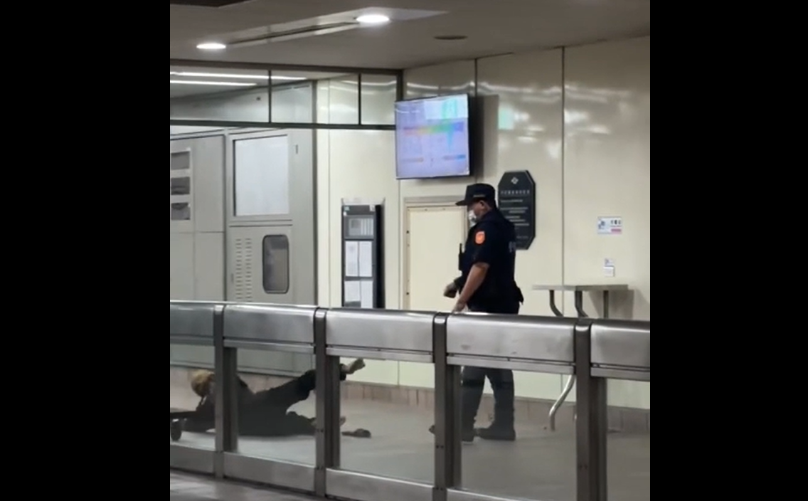 北捷警員情緒失控，出手巴頭、推倒遊民，畫面在網路上瘋傳。 圖：翻攝Threads
