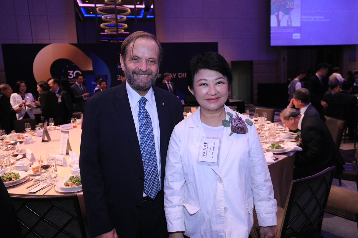 盧秀燕在歐洲日晚宴與歐洲在台商務協會徐尹容理事長致意交流。 圖：台中市政府/提供