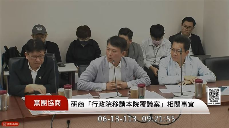 民眾黨團總召黃國昌不滿柯建銘插嘴，被問「傅崐萁插嘴你怎麼不制止他？」卻瞬間無法言語。 圖：翻攝國會頻道