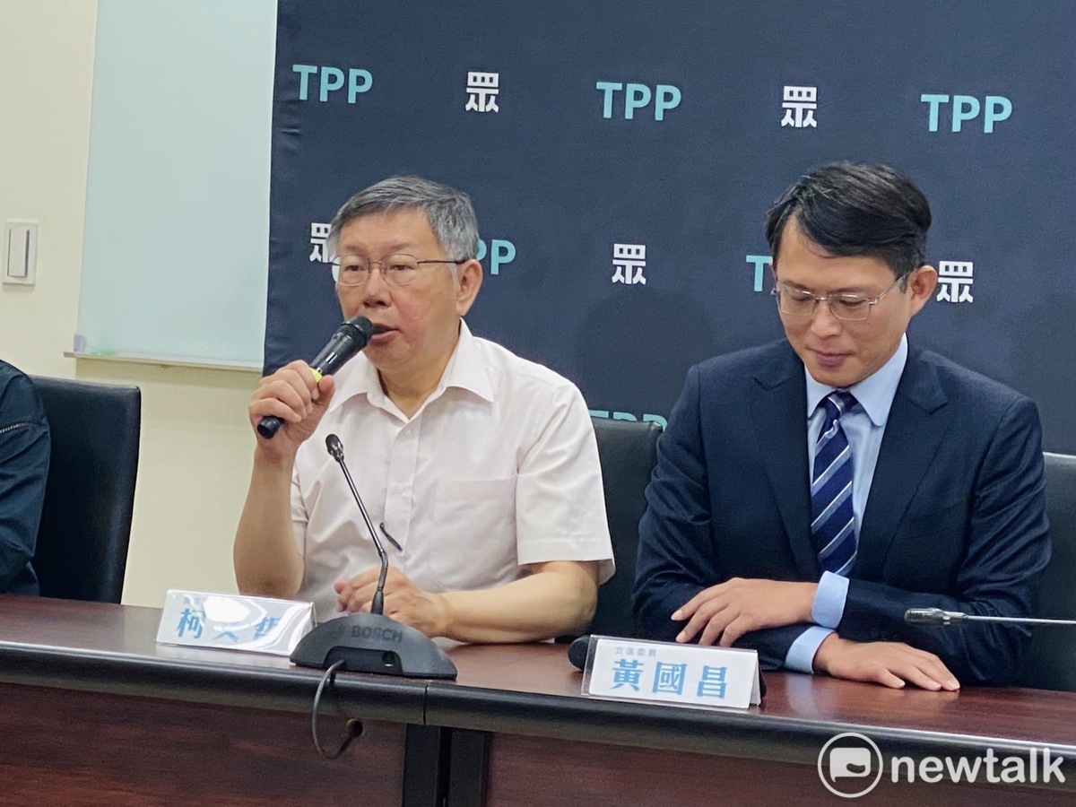 民眾黨主席柯文哲（左）、黨團總召黃國昌（右）。 圖：周煊惠 / 攝