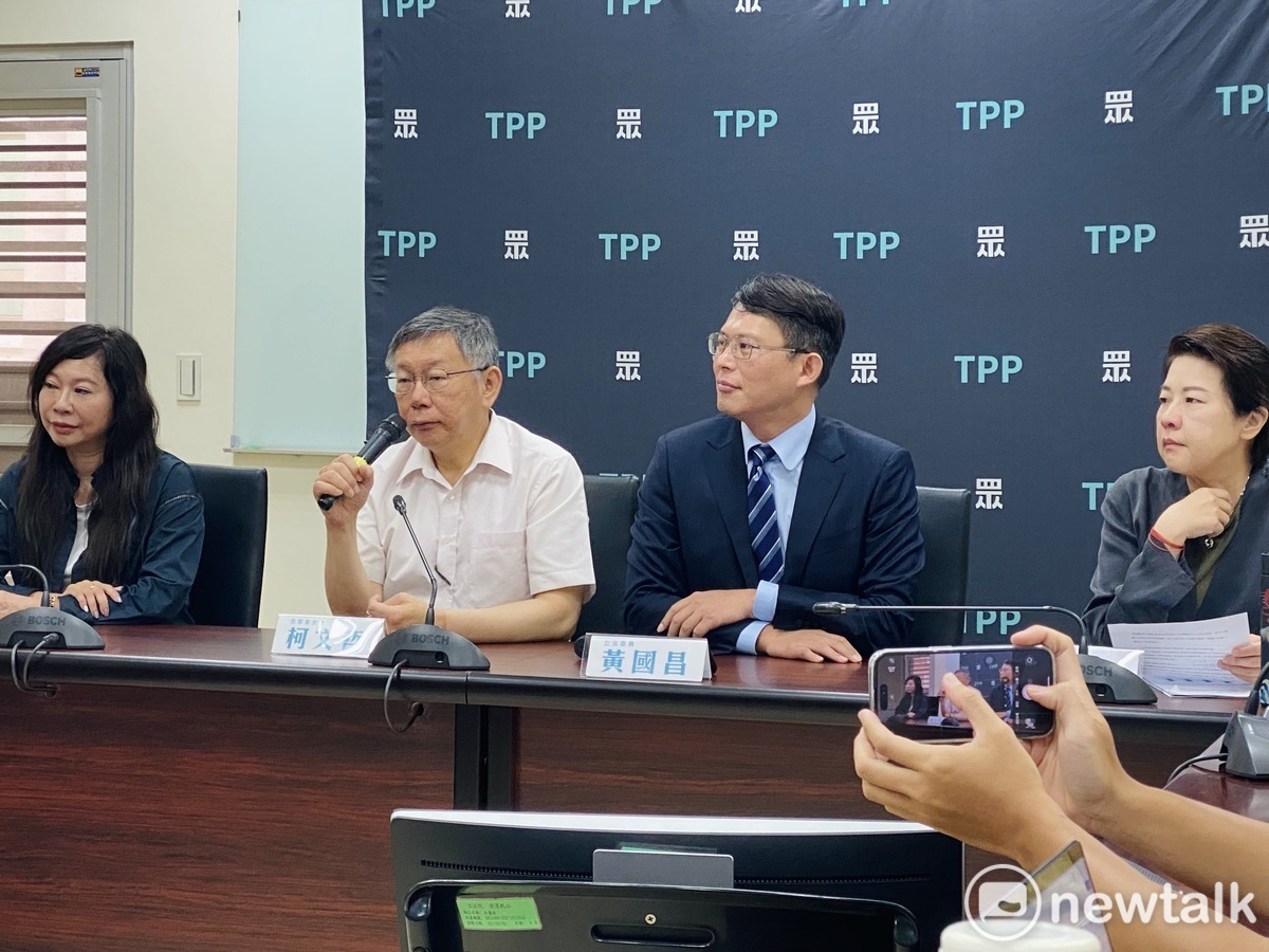 民眾黨主席柯文哲（左2）、民眾黨團總召黃國昌（右2）、副總召黃珊珊（右1）、立委林憶君（左1）。 圖：周煊惠 / 攝