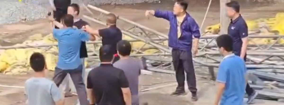 陝西西安一處工程公司遭強拆，工人與保全發生衝突。 圖:翻攝自 李老師不是你老師 X