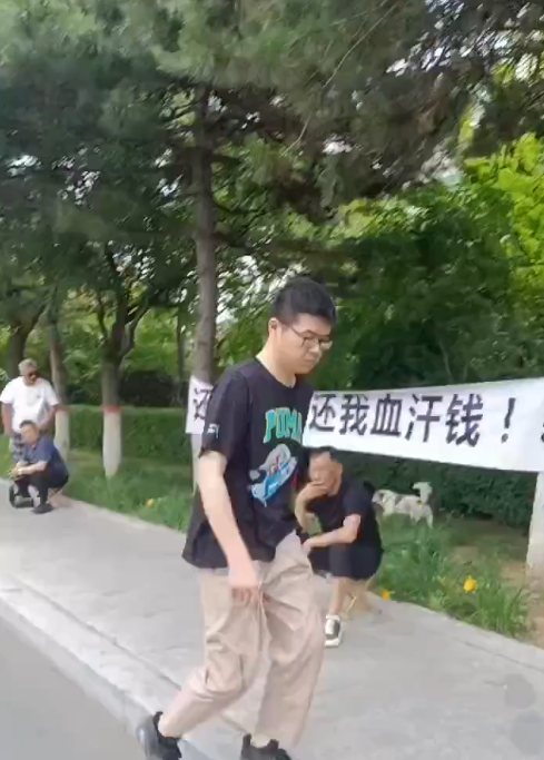 遼寧建設公司積欠工人薪水，引來工人拉布條抗議。 圖:翻攝自 李老師不是你老師 X