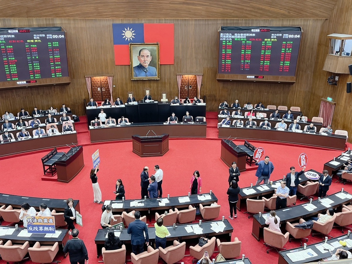 藍委提出黨產條例修正討16.3億黨產，國民黨以人數優勢成功將法案付委審查。 圖：金大鈞/攝