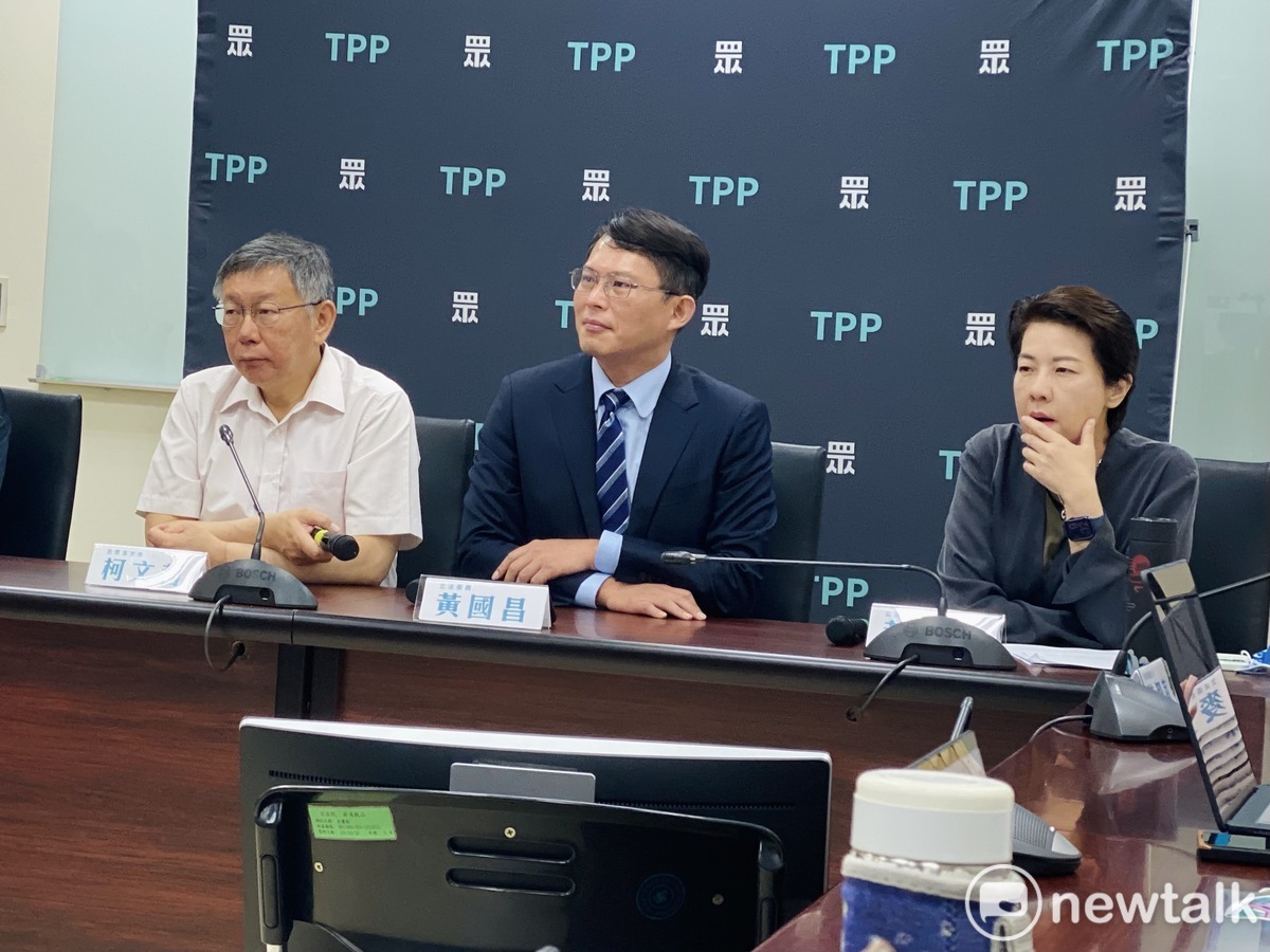 民眾黨主席柯文哲（左起）、黨團總召黃國昌、副總召黃珊珊。 圖：周煊惠 ／ 攝