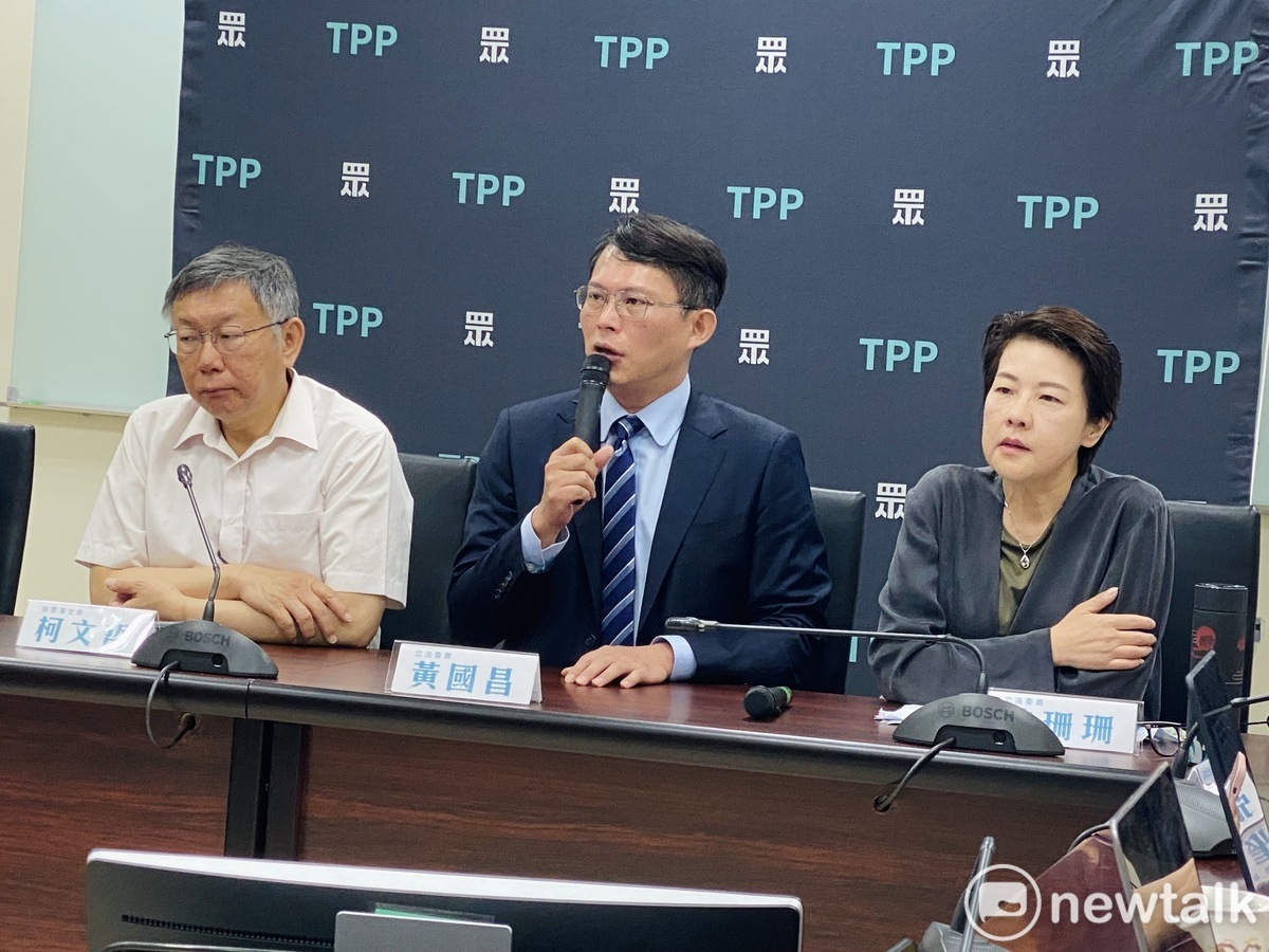 民眾黨主席柯文哲（左起）、黨團總召黃國昌、副總召黃珊珊。 圖：周煊惠 / 攝