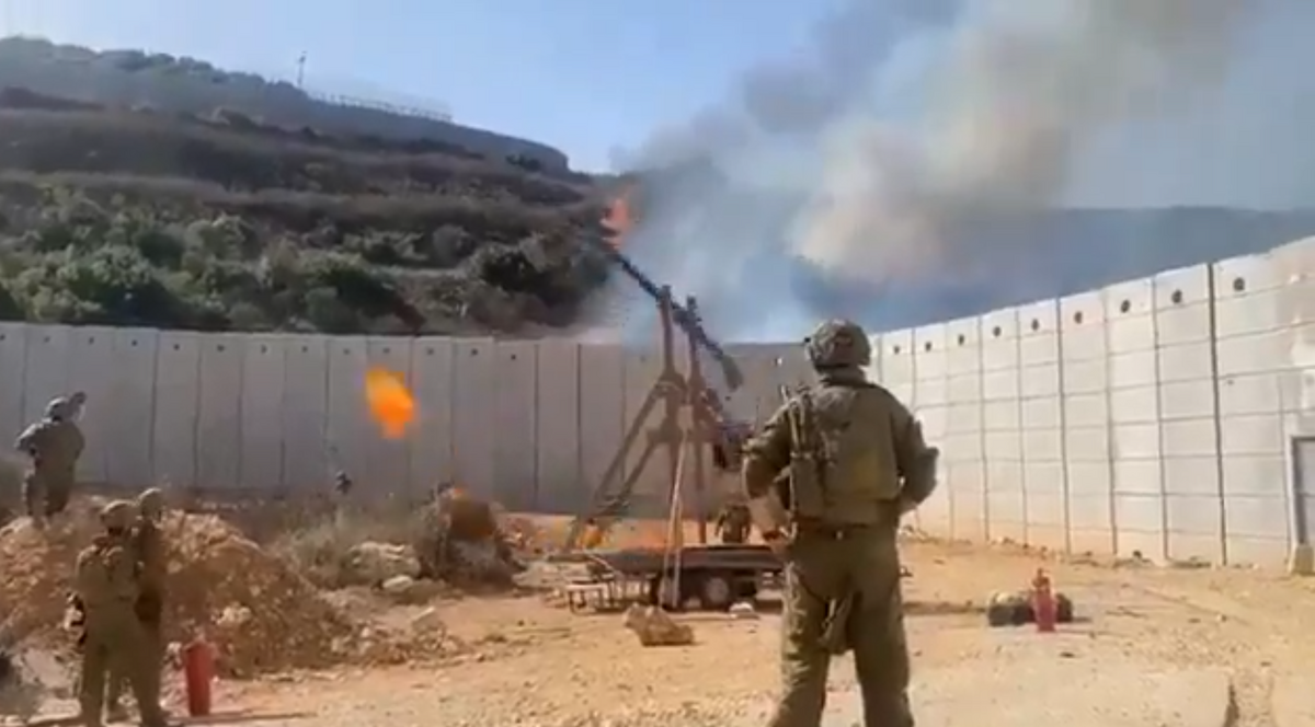 以軍使用投石機向黎巴嫩發射燃燒彈以引發火災。 圖：翻攝自華夏人1號支持烏克蘭 X（前推特）帳號