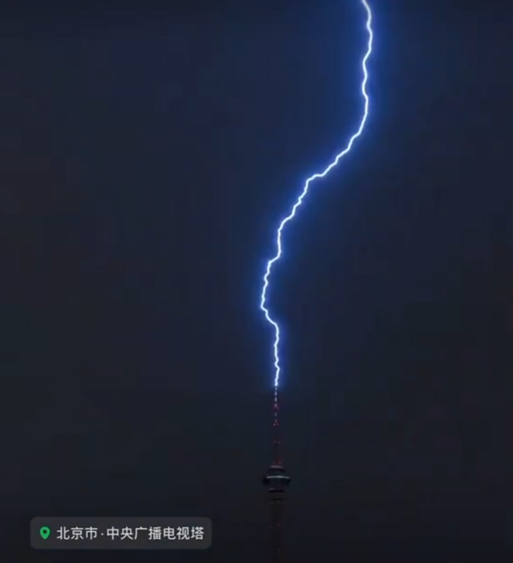雷電打在北京的中央廣播電視塔的避雷針上。 圖：翻攝自菲菲4.0 X（前推特）帳號