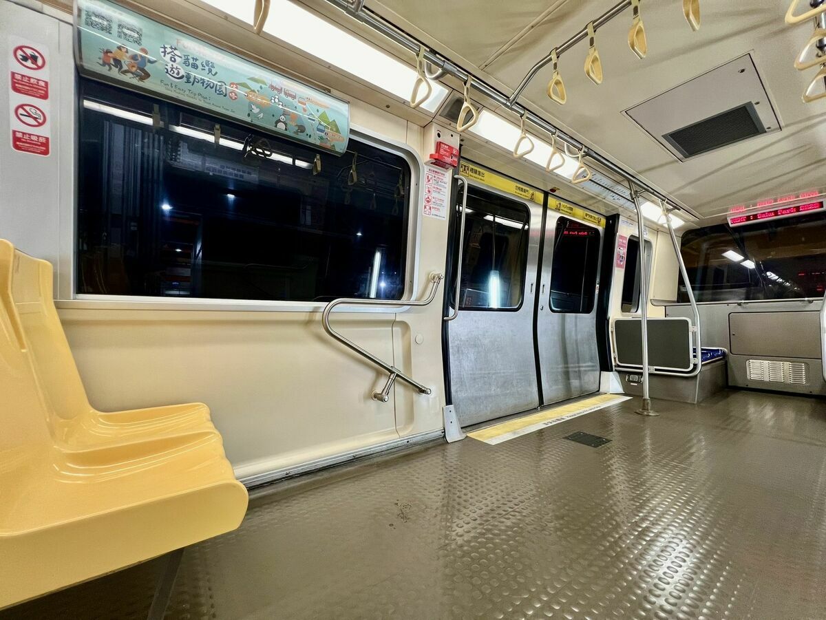 此次優化項目，包括移除各車廂入口部分立柱、縮小車門旁扶手寬度等。 圖：翻攝自台北大眾捷運公司官網