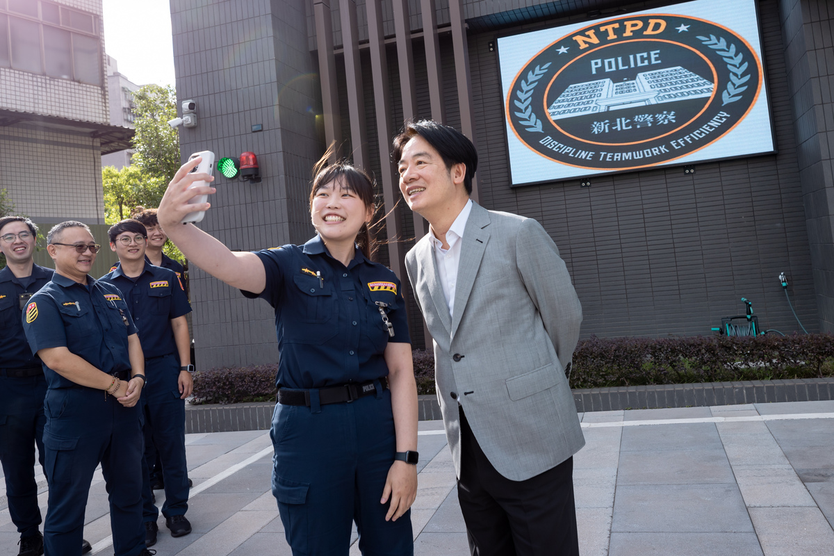 總統賴清德視察新北市新莊分局交通分隊。 圖：總統府提供
