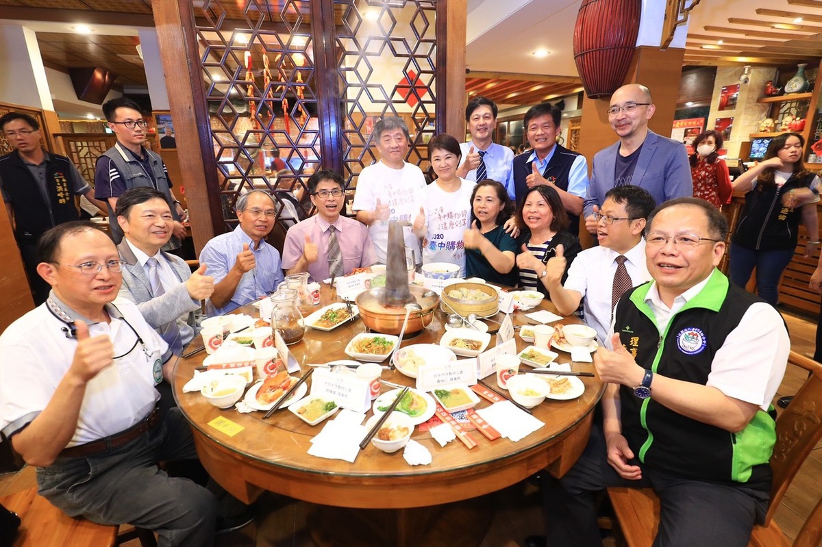 盧秀燕曾在2020年5月31日邀陳時中到台中吃酸菜白肉鍋，昨晚她再度邀請陳時中。 圖：台中市政府/提供