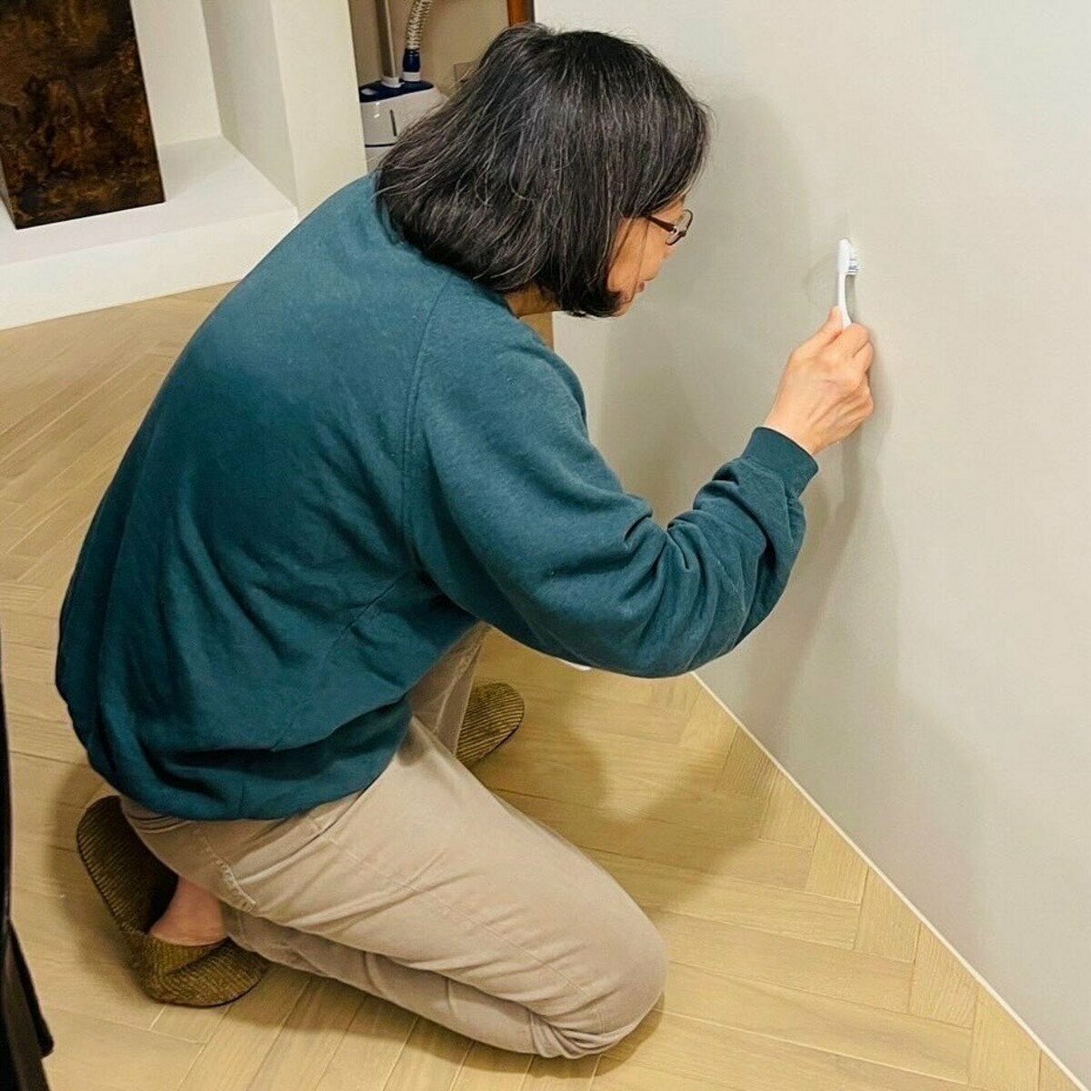 前總統蔡英文在Threads發出居家刷牆壁的照片，引發熱議。 圖取自蔡英文Threads。