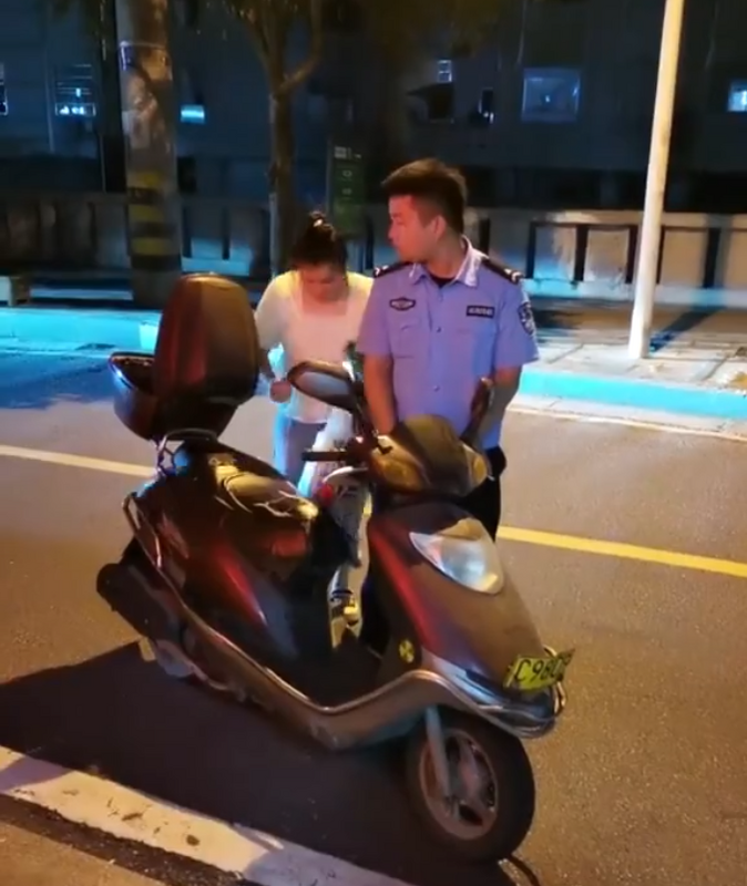 電動車被警察沒收的女子，在電瓶車離開自己前，把電瓶車上的物品帶走。 圖：翻攝自 myh  X（前推特）帳號