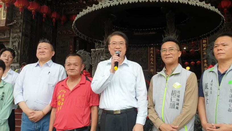 林右昌率領黨務主管前往花蓮宣講，也促進地方災後振興。 圖：民進黨提供
