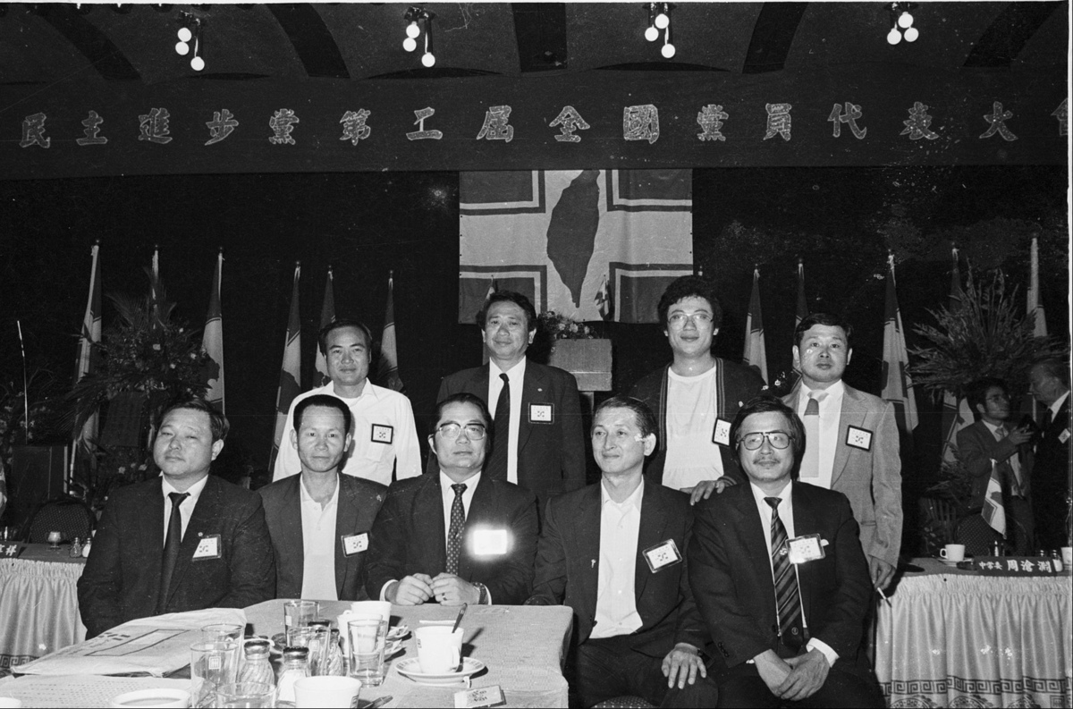 黃昭凱(前右一)出席民進黨全國黨代表大會。 圖:邱萬興提供