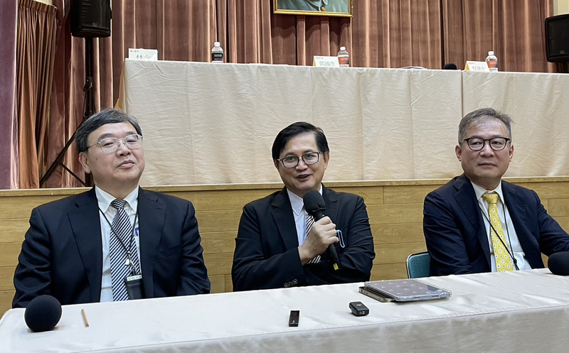 代工廠和碩14日舉行股東常會，董事長童子賢（中）與共同執行長鄧國彥（左）、鄭光志（右）回答媒體提問表示，和碩的資訊、消費性電子、通訊3大產品線，下半年表現一定比上半年好。 圖：中央社提供