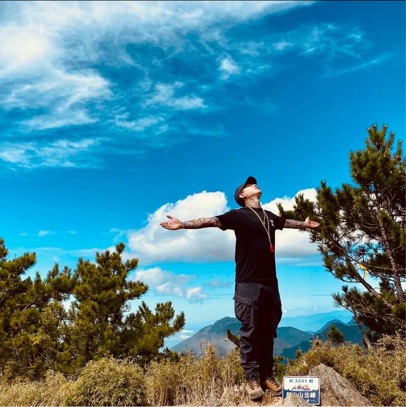 著名藝人謝和弦(R-chord)也在社交平台上分享了一封電子郵件，透露自己同樣收到中國邀請，要他在社交媒體上發布特定的內容，就能獲得高達千萬上的新台幣的報酬。 圖：翻攝自謝私弦臉書專頁