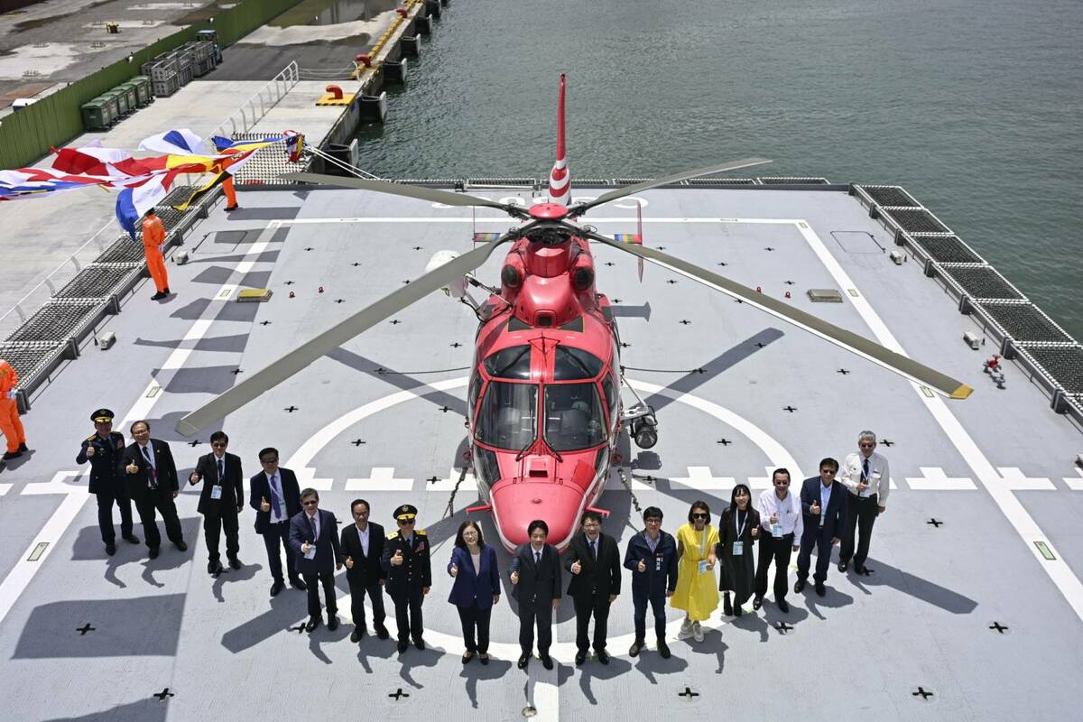 出席成軍禮貴賓在雲林艦飛行甲板大合照。 圖：海委會/提供