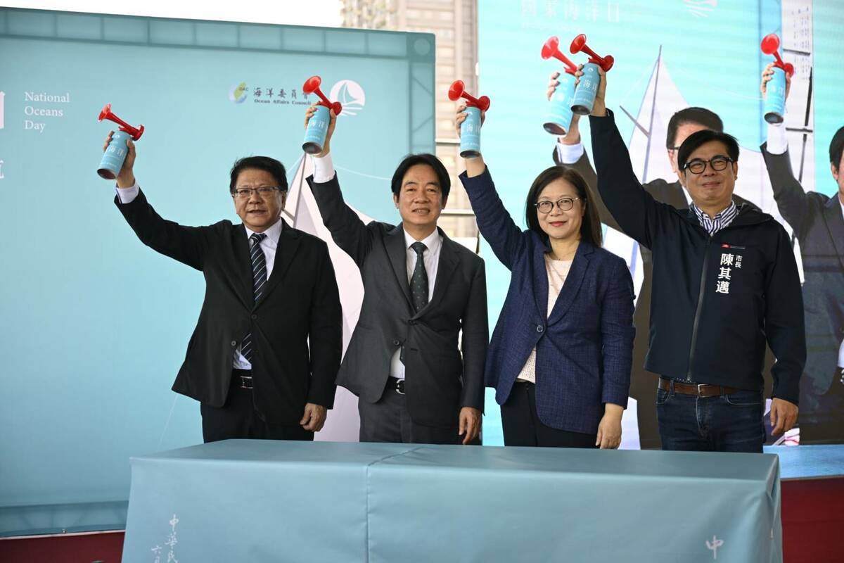賴清德(左二)、陳其邁(右一)等人為「航海大會師」活動進行鳴笛啟航儀式。 圖：海委會/提供