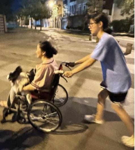 陶晶瑩14日於社群平台Threads表示，她最近因為嚴重的感冒加上打球時不慎傷到膝蓋，目前需要坐輪椅。 圖：翻攝自陶晶瑩Threads